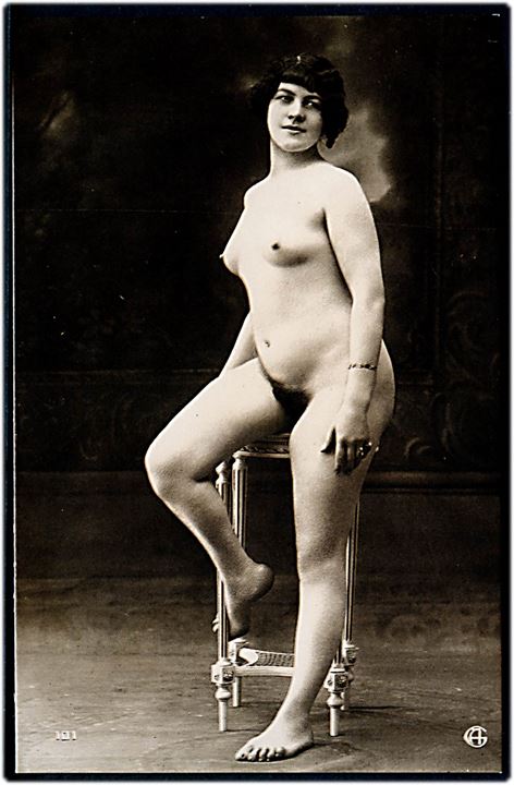 Erotisk postkort. Nøgen kvinde posere ved møbel. Nytryk Stampa PR no. 89.    