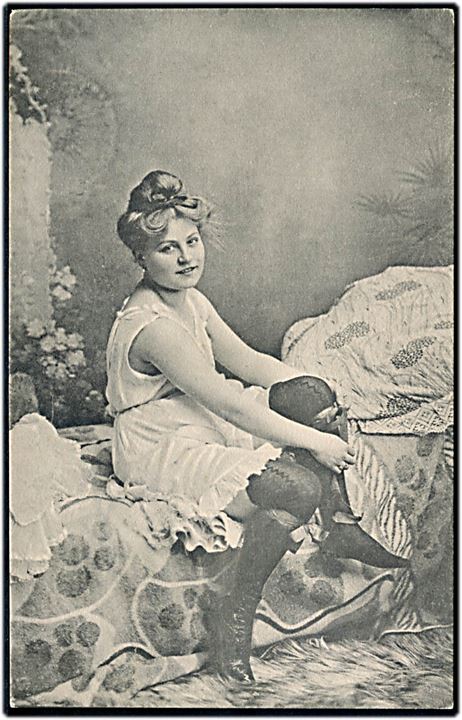 Erotisk postkort. Kvinde ved at tage tøj på. Serie 501, no. 4. 