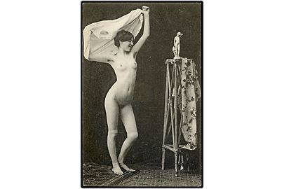 Erotisk postkort. Nøgen kvinde ved siden af en piedestal. No. 228 - 10. 