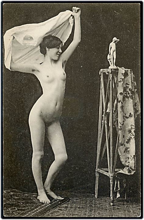 Erotisk postkort. Nøgen kvinde ved siden af en piedestal. No. 228 - 10. 