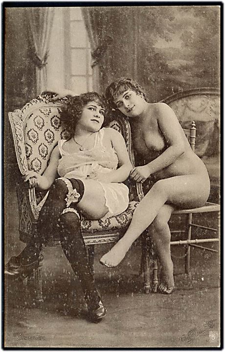 Erotisk postkort. Kvinde iført lingeri og en nøgen kvinde sidder i stole.  Serie 6. 