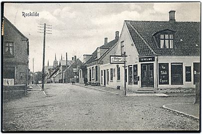 Roskilde, gadeparti med H. Helme's kolonialhandel. P. Alstrup no. 5694.