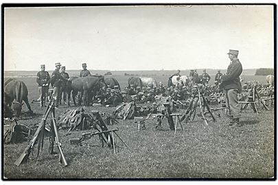 Soldater på manøvre med Madsen-Rekylgevær. Fotokort no. 3189.