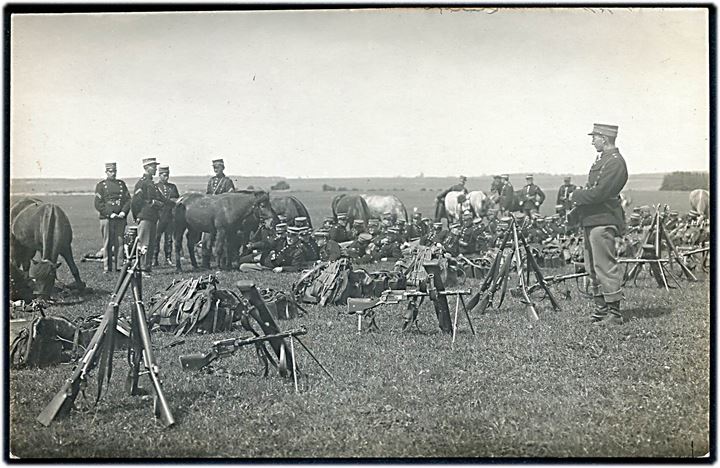 Soldater på manøvre med Madsen-Rekylgevær. Fotokort no. 3189.