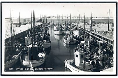 Hvide Sande, skibsfartslusen med fiskefartøjer. Pors no. 309.