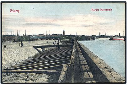 Esbjerg, Nordre Havnemole med dampskibe i baggrunden. Warburg no. 1223.