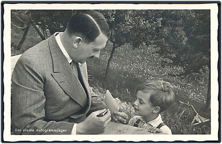 Adolf Hitler giver autograf til barn. Hoffmann u/no. 