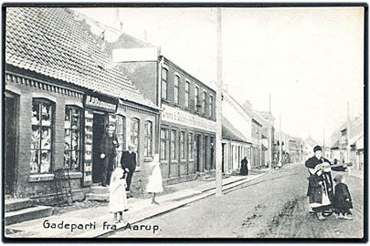 Aarup, gadeparti med købmand R.P. Rasmussen. F.C.A. no. 5625.