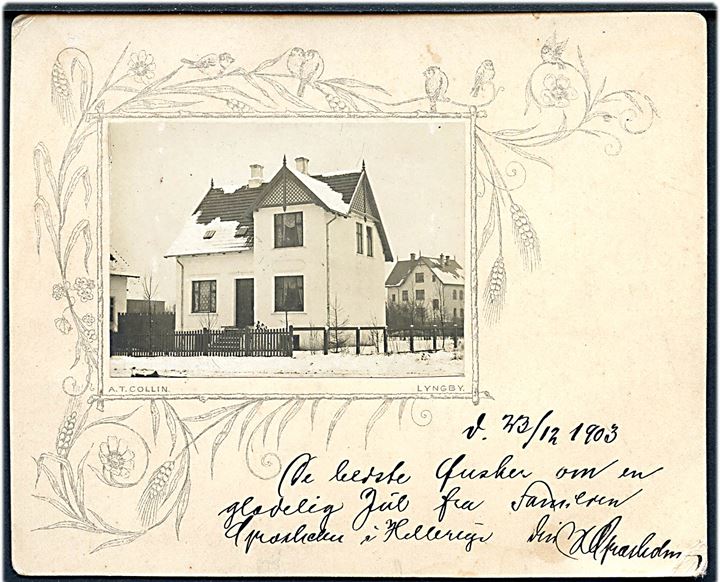 Kartonkort med opklæbet privatfoto af villa fra familie i Hellerup. Tryk A.T. Collin, Lyngby u/no. 