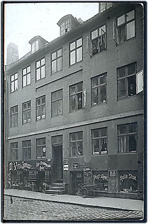 Købh., Gothersgade 150 og hj. af Nansensgade 63 med Skomager A. Hansen. Fotokort u/no. Kvalitet 8
