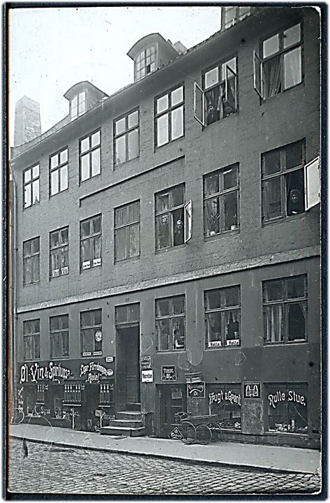 Købh., Sankt Pederstræde 47 med cigarforretning “Riget”. Fotokort u/no. Kvalitet 7