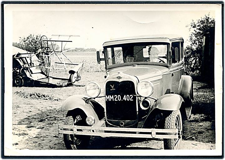 Automobil med nr.plade “MM 20.402” fra Kerteminde i 1960’erne. Foto 9x12½ cm. Kvalitet 8