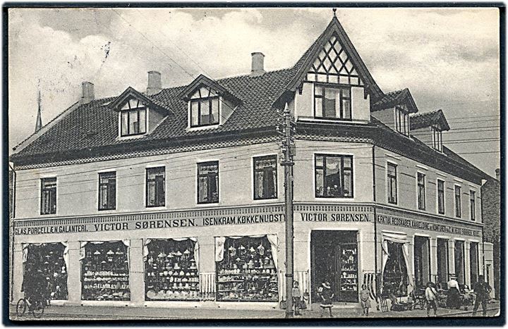 Frederikshavn, Danmarksgade og Tordenskjoldsgade med Victor Sørensens isenkram. No. 27487. Kvalitet 8
