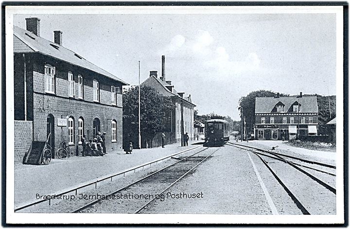 Brædstrup, jernbanestation og posthus med ankommende tog. Stenders no. 66672. Kvalitet 9