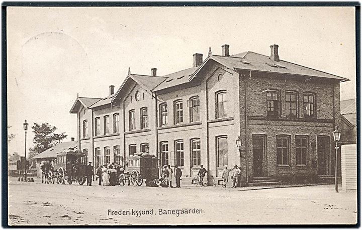 Frederikssund, banegård med hestevogne. Stenders no. 20804. Kvalitet 8