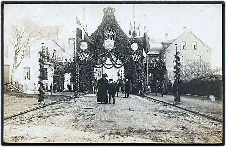 Viborg, Jernbanegade, æresport ved Fr. VIII’s besøg til 6. Batl. 250 års jubilæum d. 30.11.1907. Fotokort u/no. Kvalitet 7