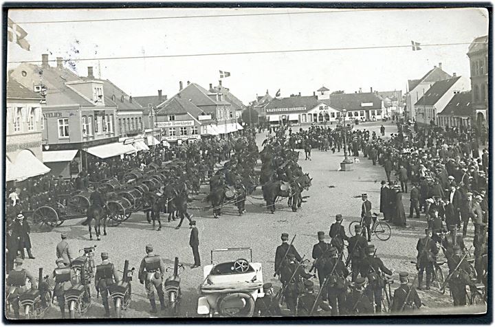 Rønne, Store Torv, parade sept. 1912 ved Bornholms Værn og frivillige korps manøvre på Bornholm. Fotokort u/no. Kvalitet 7