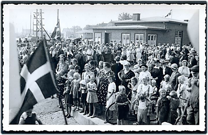 Marstal, folkemængde på havnen ca. 1950. Formodes at være i forb. med et kongebesøg. Fotokort u/no. Kvalitet 8