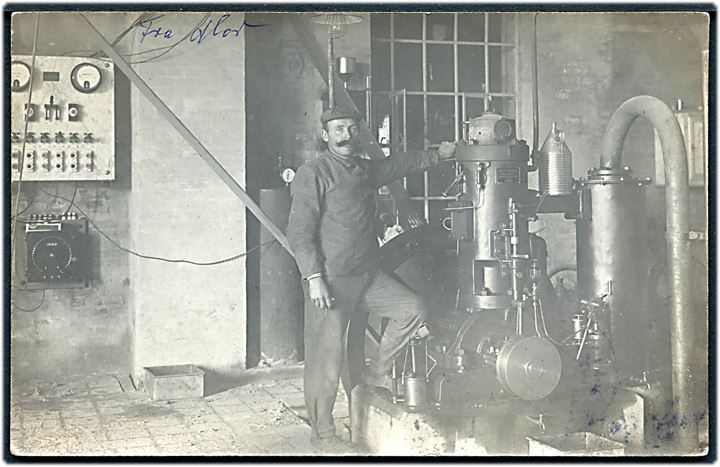 Erhverv. Maskinpasser ved stor maskine. Fotokort u/no. Anvendt fra Korsør 1912. Kvalitet 7