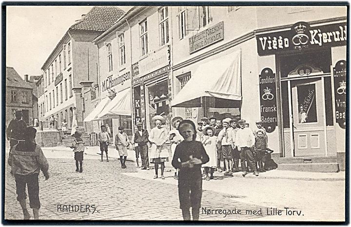 Randers, Nørregade med Lille Torv og Viggo Kjerulf’s franske bageri. E. Nielsen no. 22381. Kvalitet 10