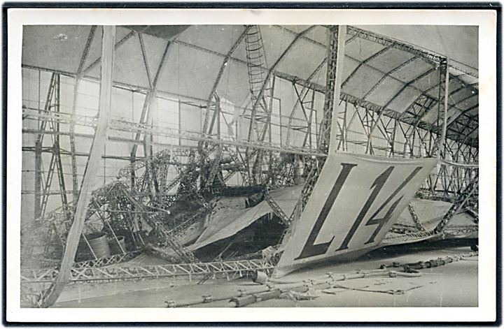 Zeppelin. Marineluftskib L14, vrag i “Nora”-hallen i Nordholz efter ødelæggelse d. 23.6.1919. Fotokort u/no. Kvalitet 8