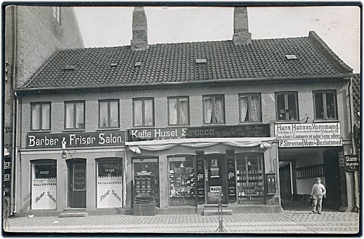 Roskilde, Algade 19 med Barber & Frisør Salon, samt Kaffehuset “Sirocco”. Fotokort u/no. Kvalitet 8