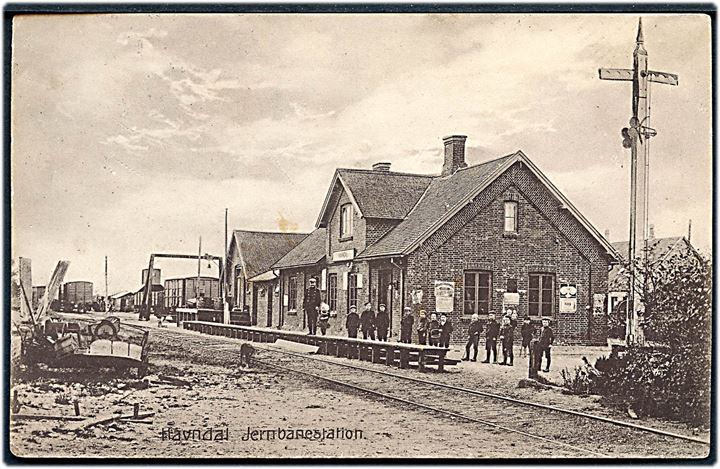 Havndal, jernbanestation med godsvogne i baggrunden. H. Jørgensen no. 20131. Kvalitet 7