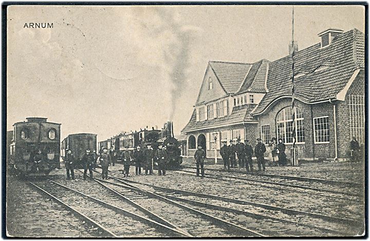 Arnum, jernbanestation med holdende tog og personale. W. Schützack no. 2661. Kvalitet 7