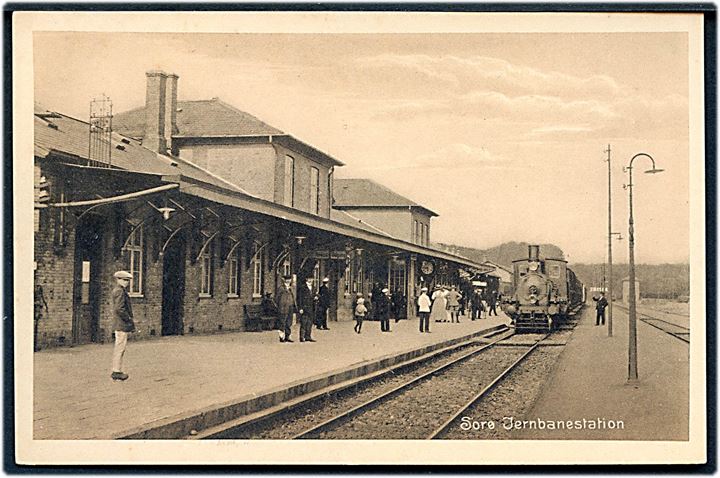 Sorø, jernbanestation med holdende damptog. A. Clausen no. 42039. Kvalitet 9