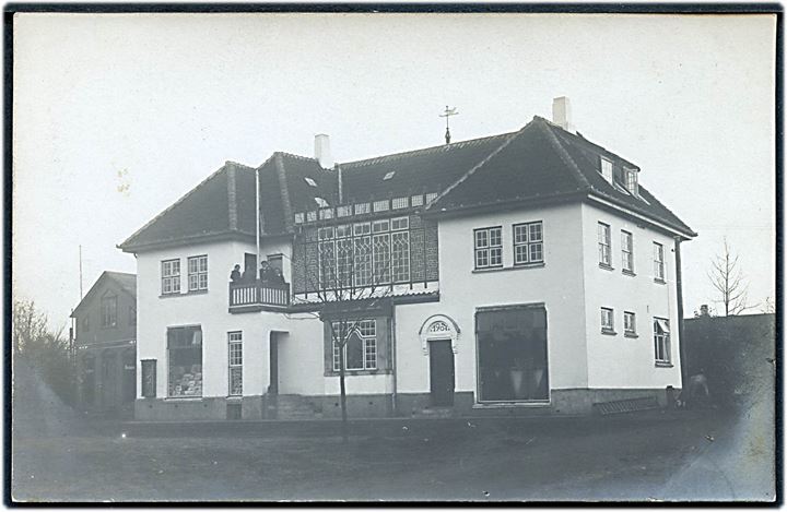 Askov, Torvet med “Det hvide Hus”. Fotokort u/no. Kvalitet 8