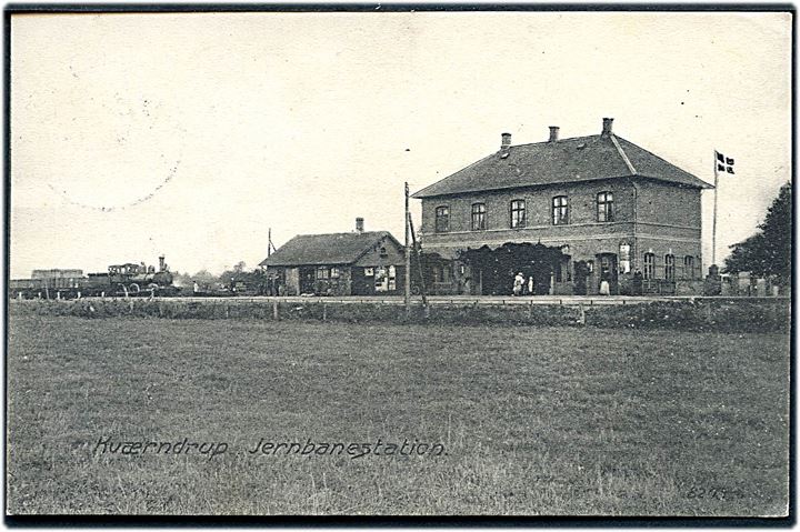 Kværndrup, jernbanestation med ankommende damptog. F. P. Andersen no. 8203. Kvalitet 8