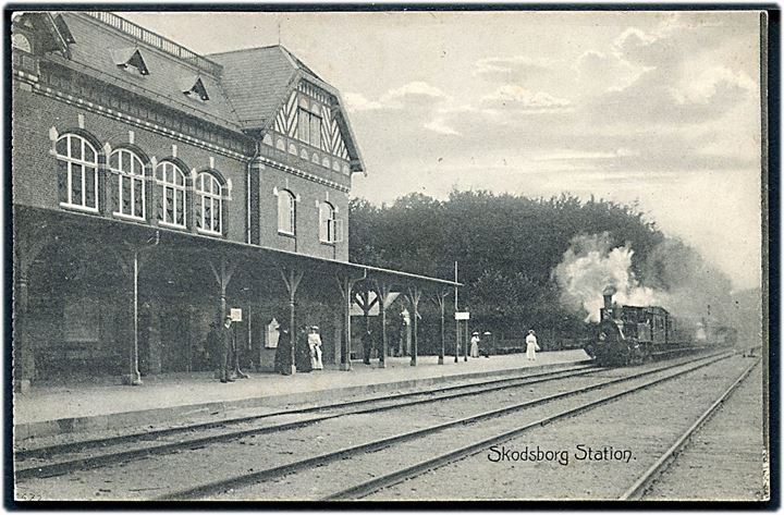 Skodsborg, jernbanestation med damptog. Skodsborg Brugs no. 8672. Stemp. Kjøbenhavn - Slangerup T.14. Kvalitet 8