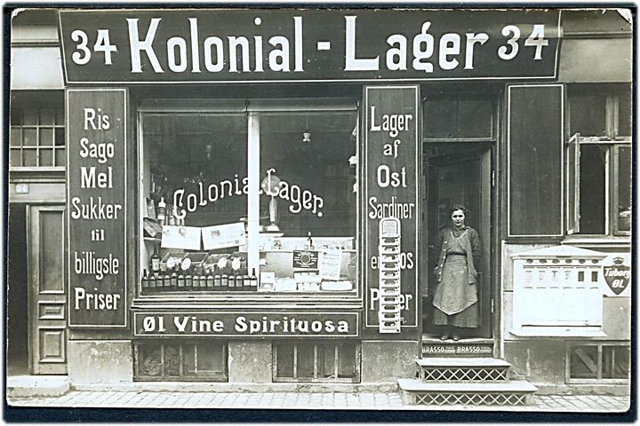 Købh., Eskildsgade 34 med “Kolonial-Lager”. Fotokort u/no. Kvalitet 7