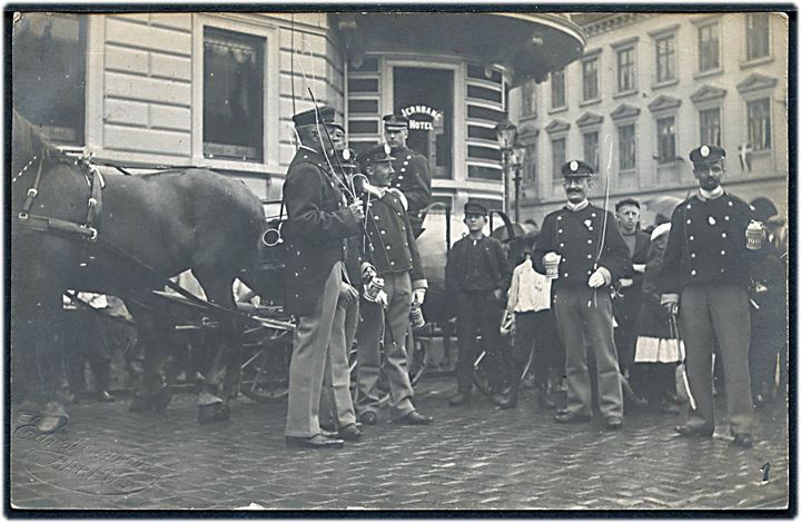 Aarhus, kuske med indsamlingsbøsser ved Jernbane Hotel til fordel for Børnehjælpsdagen 1907. Fotokort u/no Kvalitet 7