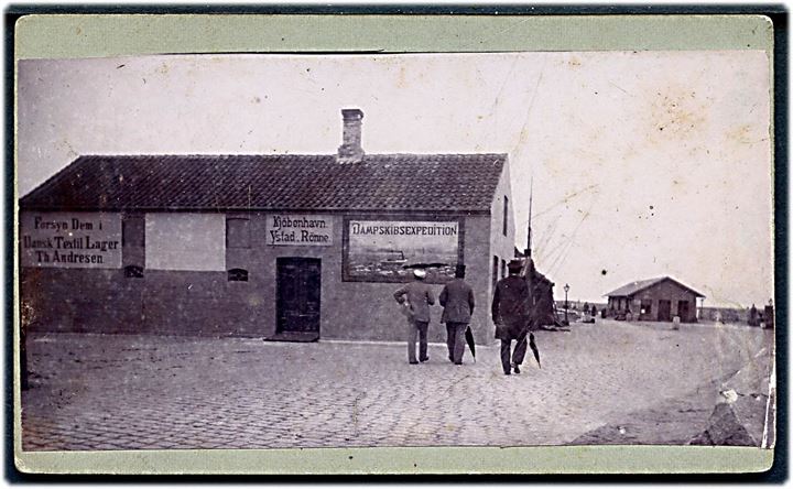 Rønne, Dampskibsekspeditionen. Lille foto fra Fotograf Th. Spelling (1837-1899), Lille Torv, Rønne. Kvalitet 7