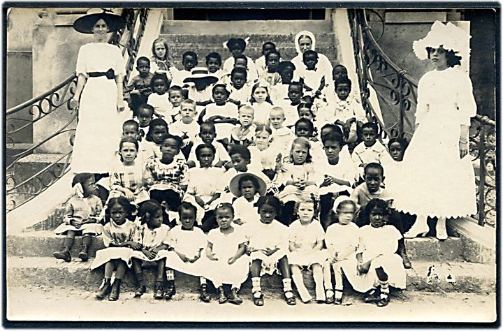 D.V.I., St. Croix, Christiansted, søndagsskolebørn på trappen ved den danske kirke. U/no. Kvalitet 8