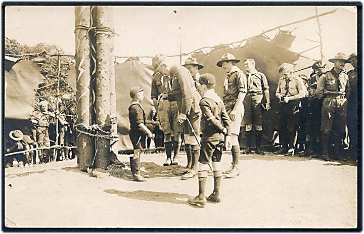 2. Verdens Jamboree Ermelunden 1924. Baden Powell hilser på ulveunge. Fotokort u/no. Kvalitet 8