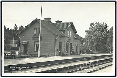 Sverige, Hållsta jernbanestation. Fotokort O. Olsson no. 104.