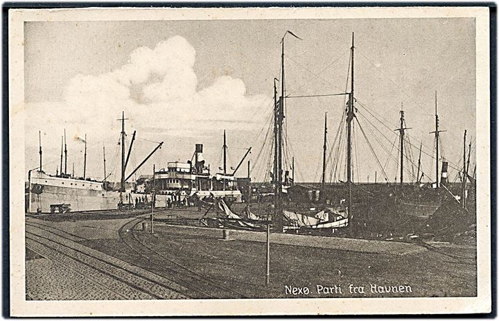 Neksø, havneparti med dampskib og fiskefartøjer. Stenders no. 29.