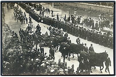 Kong Fr. VIII's kiste føres til Christiansborgs Slotskirke d. 17.5.1912. Fotokort no. 4005. 