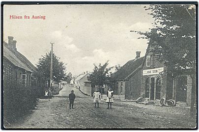 Auning, gadeparti med Richard Foersom's isenkram. J. M. Jensen no. 295.