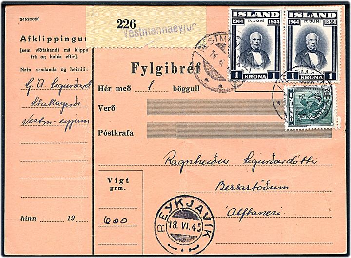 50 aur Torsk og 1 kr. Sigurdsson i parstykke på adressekort for pakke fra Vestmannaeyjur d. 14.6.1945 via Reykjavik d. 18.6.1945 til Álftanes. Lodret fold.