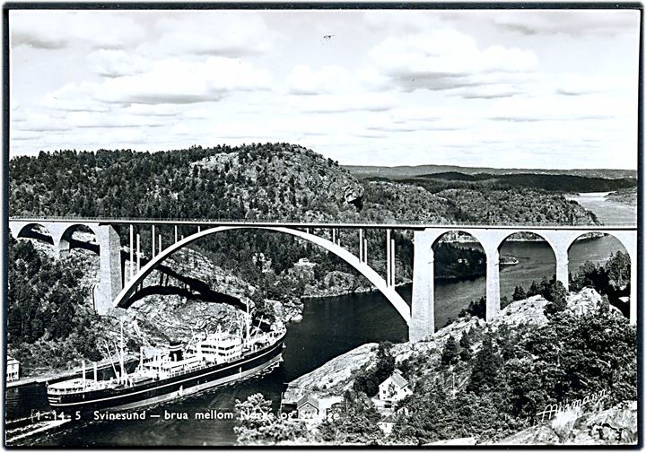 Norge. Svinesund. Skib på vej under broen mellem Norge og Sverige. Normanns Kunstforlag no. 1-14-5. 