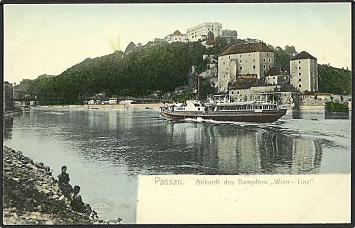 Hjuldamper paa vej ned af Donau gennem Passau, Tyskland. W. Hoffmann no. 2745.
