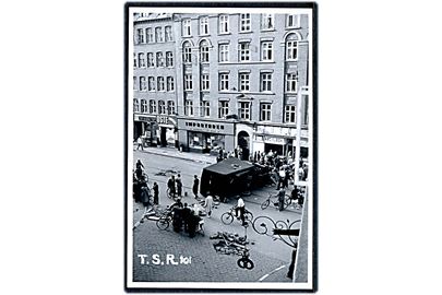 København, Rantzausgade 32. Slagter Trebbien raseret og væltet køretøj under folkestrejken. Foto 6x8½ cm.