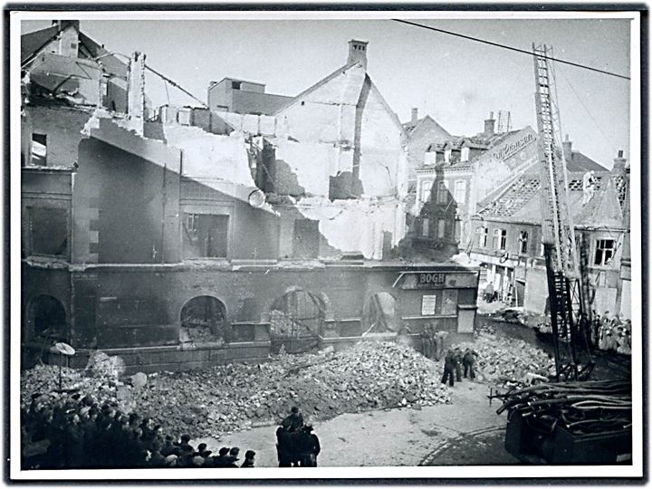 Odense, Fyns Tidende på Fisketorvet efter schalburgtagen d. 21.2.1945. Foto Nørmark, Odense 8½x11½ cm.