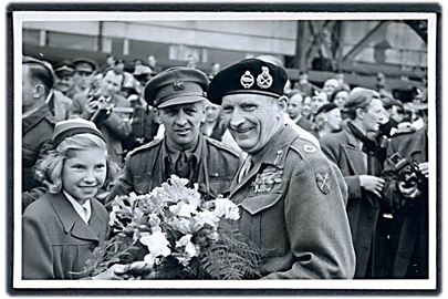 Københavns Lufthavn, Feltmarskal Montgomery i Københavns Lufthavn modtager blomster af ung pige d. 12.5.1945. Foto 5½x9 cm.