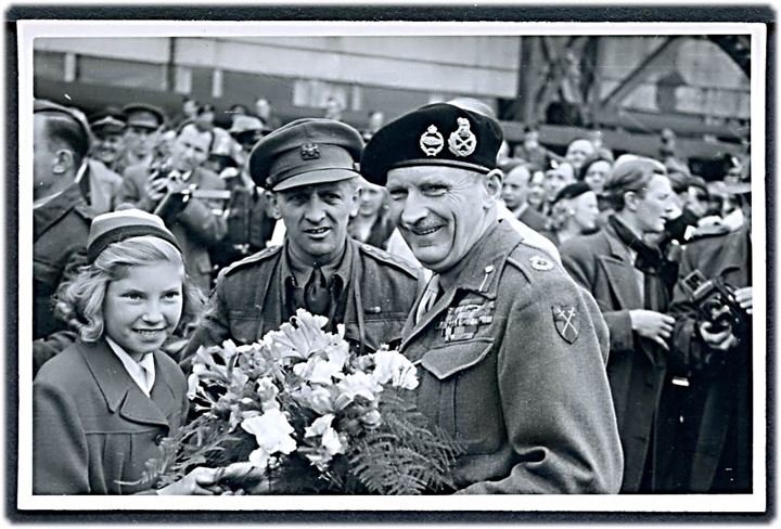 Københavns Lufthavn, Feltmarskal Montgomery i Københavns Lufthavn modtager blomster af ung pige d. 12.5.1945. Foto 5½x9 cm.