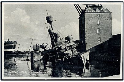 Peder Skram og torpedonåde sænket ved Nyholms kran d. 29.8.1943. V. Thaning & Appel serie X no. 251.
