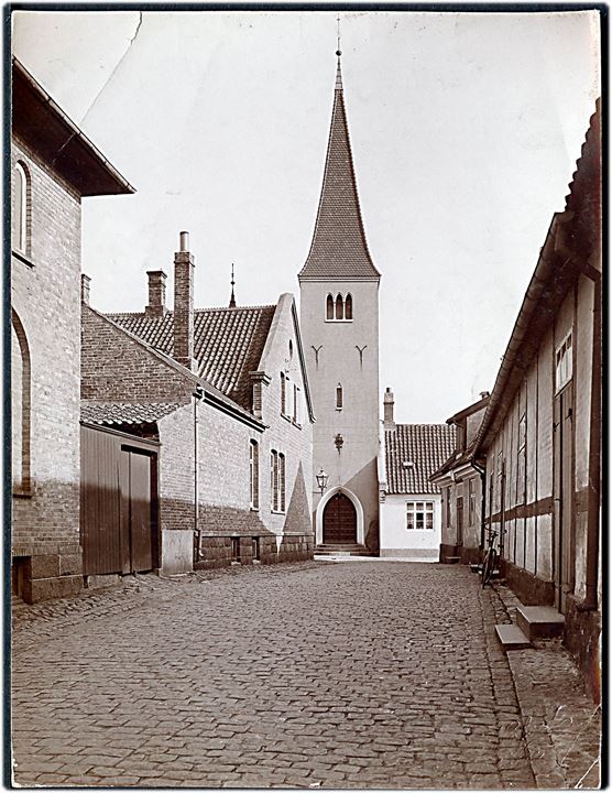 Rønne, Theaterstræde. Fotograf Karl Kofoed forlæg til postkort udgivet af Svend Kollings Boghandel. Eneret no. 59. 12x18 cm.